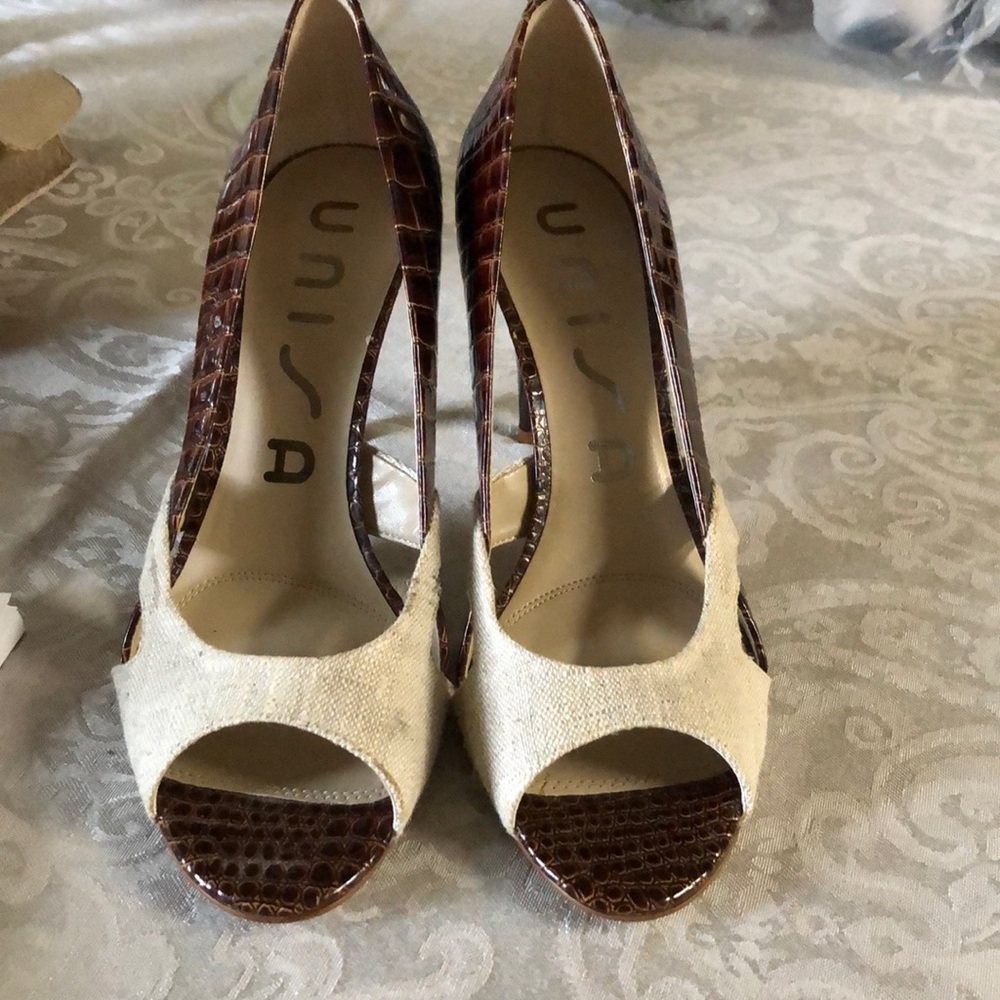 UNISA Heels.   (229)